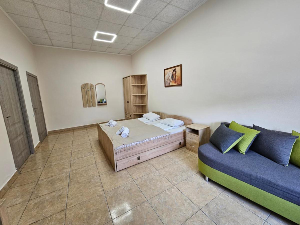 Coin Apartments & Poshtel Chernivtsi Exterior photo